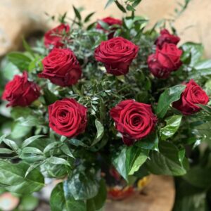 Valentijnsboeket rode rozen met groen